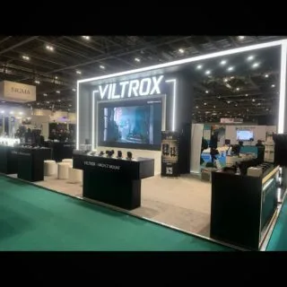 🎥✨ We’re proud to unveil the custom-designed Viltrox booth at this year’s Photography Show!

From concept to build, our team delivered a clean, immersive space to spotlight Viltrox’s cutting-edge lenses and accessories. The centerpiece? A striking LED-lit display and interactive product showcase designed to draw in creators and pros alike.
#ThePhotographyShow #Viltrox #BoothDesign #EventBuild #CreativeSpaces #PhotographyGear #LensLovers #TradeShowDesign #ViltroxUK